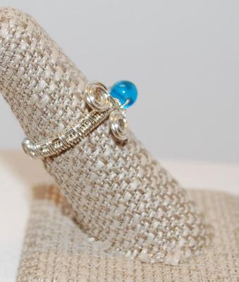 Size: 5¼ Fly Shape Design with Teal Colored Stone Ring on Silver Tone Band (2.5g)
