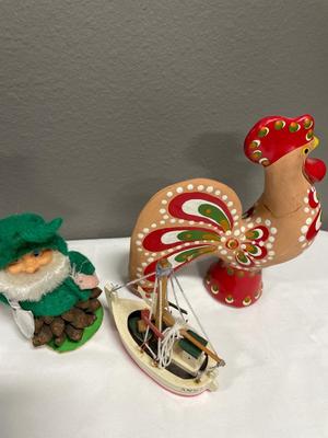 Small souvenirs-Rooster has cracks