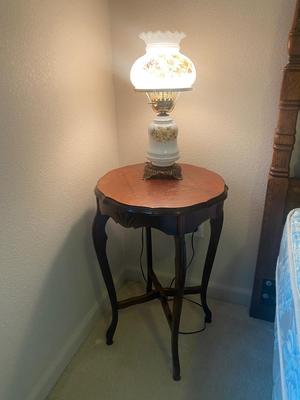 NICE LITTLE INLAID WOOD SIDE TABLE WITH GLASS GLOBE LAMP