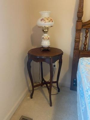 NICE LITTLE INLAID WOOD SIDE TABLE WITH GLASS GLOBE LAMP