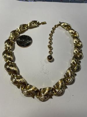Vintage Lisner Mid-Century Choker Fashion Necklace 13"-16" Adjustable in VG Condition as Pictured. FREE DOMESTIC SHIPPING.