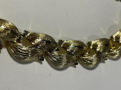 Vintage Lisner Mid-Century Choker Fashion Necklace 13"-16" Adjustable in VG Condition as Pictured. FREE DOMESTIC SHIPPING.