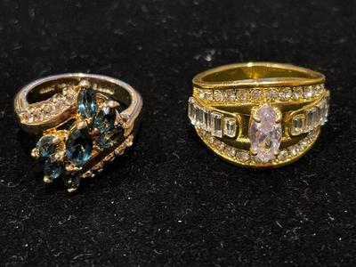Statement rings in gold tone