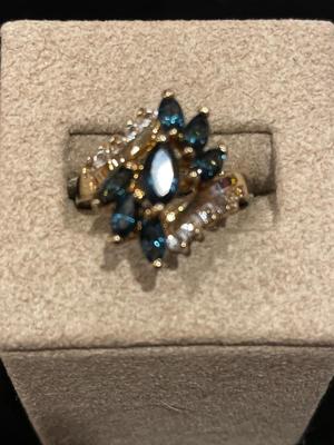Statement rings in gold tone