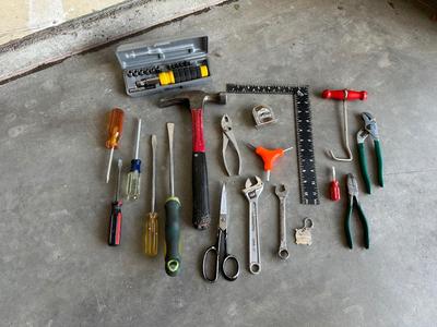 ASSORTMENT OF HAND TOOLS