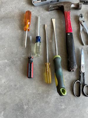 ASSORTMENT OF HAND TOOLS