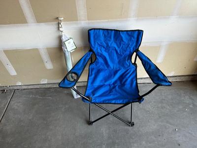 FOLDING CHAIR AND LARGE UMBRELLA