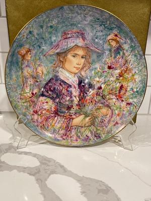 EDNA HIBEL FLOWER GIRL OF PROVENCE HUTSCHENREUTHER GERMANY COMMEMORATIVE PLATE