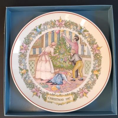 LOT 11: Vintage Wedgwood Christmas Collectible Plates