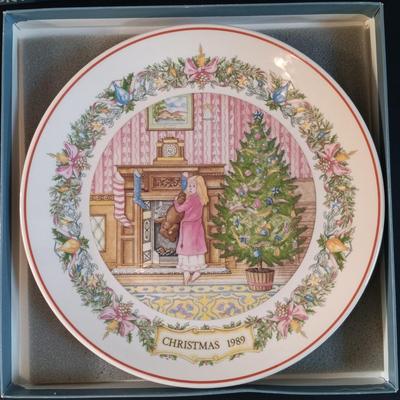 LOT 11: Vintage Wedgwood Christmas Collectible Plates
