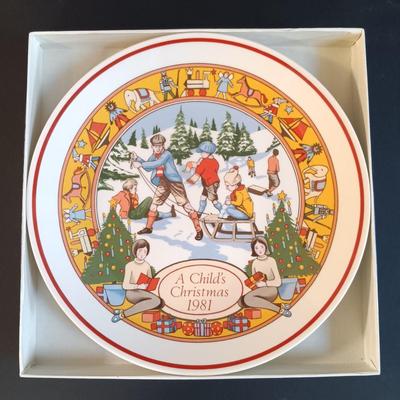 LOT 11: Vintage Wedgwood Christmas Collectible Plates