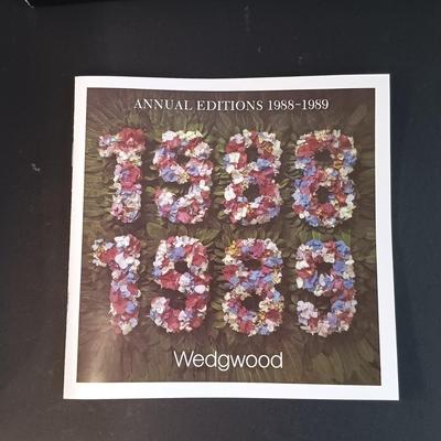 LOT 11: Vintage Wedgwood Christmas Collectible Plates