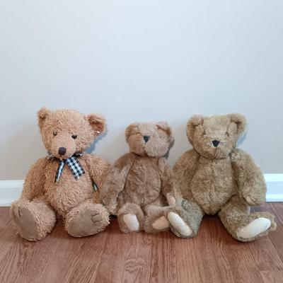 LOT 29: Retired Vermont Teddy Bear Co. 'Birthday Suit', F.A.O. Schwarz Happy Birthday Bear & More