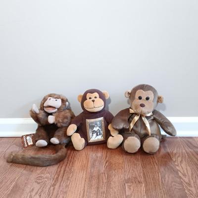 LOT 31: Vintage KayBee Toys White Monkey, Hosung Monkey Puppet, Folkmanis Hand Puppet & More