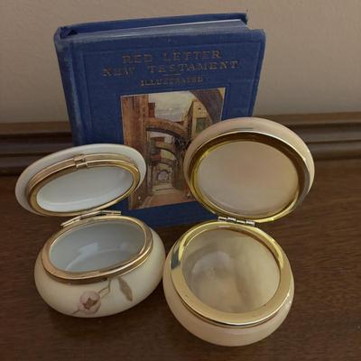 LOT 97: Vanity Collection: Crystal Night Light Lamp, Mirrored Vanity Tray, Hand Mirror, Brush, Comb Set, Lefton Pitcher & More