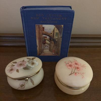 LOT 97: Vanity Collection: Crystal Night Light Lamp, Mirrored Vanity Tray, Hand Mirror, Brush, Comb Set, Lefton Pitcher & More