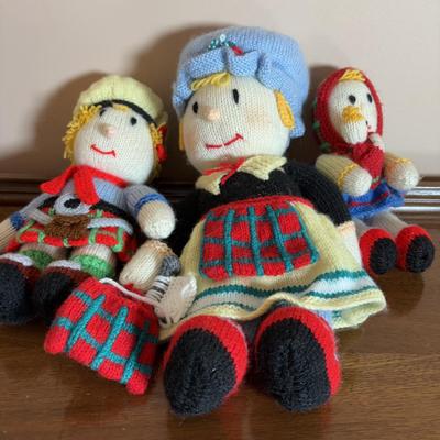 LOT 103: Scottish Bagpipe Chanter Kit, Junior Bagpipes, Tally Ho Scotty Dog Cardigan Sweater, Scottish Santa, & Knitted MacScarecrow...