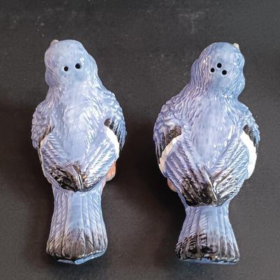 LOT 192: Bella Casa by Ganz Fruit Art Plates, Berkley Jenson Serving Platter, Coyne's Co. Picnic Basket Cheese Knife Set & More