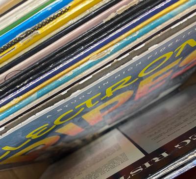Three boxes, 140+ records, vintage vinyl, albums, mostly old and music and organ music