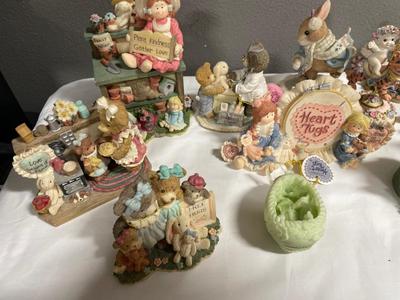 Gentle expressions and heart tugs figurines