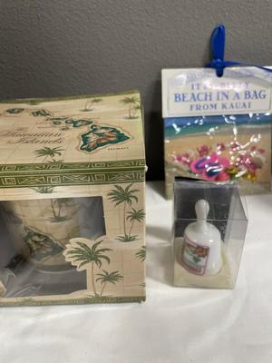 Hawaiian keychains and mugs