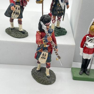 LOT 203K: Metal Toy Soldier British Figurines