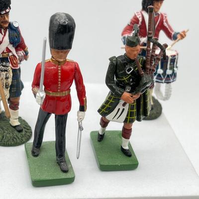 LOT 203K: Metal Toy Soldier British Figurines