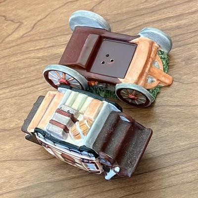 LOT 235K: John Wayne Memorabilia - Cookbooks, Lunchboxes, Salt and Pepper Shakers and More