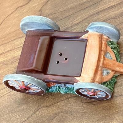 LOT 235K: John Wayne Memorabilia - Cookbooks, Lunchboxes, Salt and Pepper Shakers and More