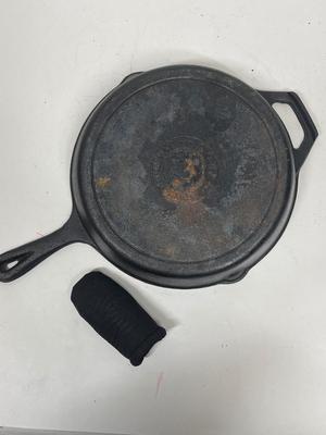 BACKCOUNTRY Cast Iron Skillet 10" 2 handles with one potholder for long handle