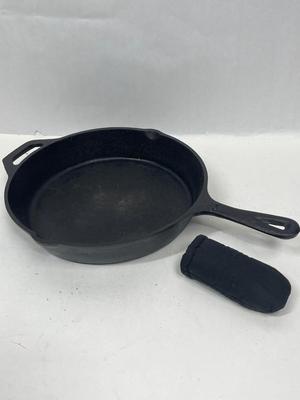 BACKCOUNTRY Cast Iron Skillet 10" 2 handles with one potholder for long handle