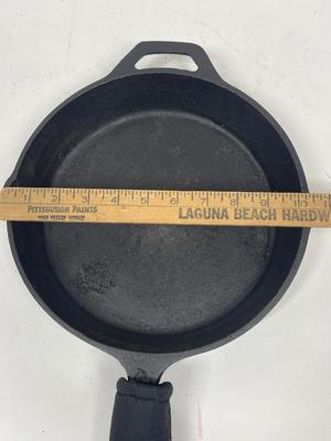 BACKCOUNTRY Cast Iron Skillet 10" 2 handles with one potholder for long handle