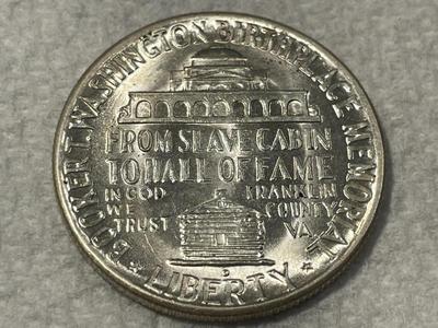 1946-D BRILLIANT UNCIRCULATED CONDITION BOOKER T. WASHINGTON COMMEMORATIVE SILVER HALF DOLLAR AS PICTURED.