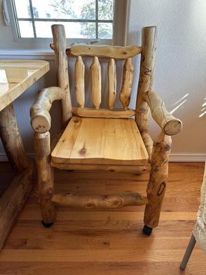 GORGEOUS PINE LOG SLAB DINING TABLE W/2 CAPTAIN, 2 ARMLESS CHAIRS