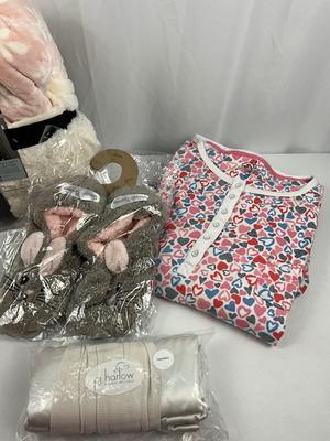 Lot I 312 Cuddle Duds Pajamas Pair of Slippers Pair of Silk Pillowcases Throw Blanket