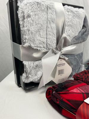Lot I 316 Croft & Barrow Pajamas Two Sonoma Pajamas Brookshire Throw Blanket Slippers