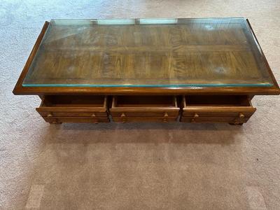 SOLID WOOD COFFEE TABLE W/3 DRAWERS AND PROTECTIVE GLASS ON TOP
