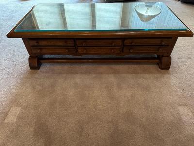 SOLID WOOD COFFEE TABLE W/3 DRAWERS AND PROTECTIVE GLASS ON TOP