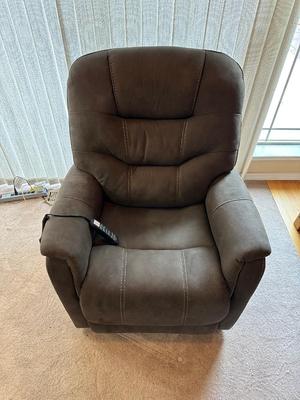 LIKE NEW ASHLEY SIGNATURE DESIGN POWER LIFT RECLINING CHAIR