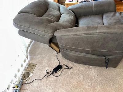 LIKE NEW ASHLEY SIGNATURE DESIGN POWER LIFT RECLINING CHAIR