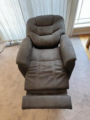 LIKE NEW ASHLEY SIGNATURE DESIGN POWER LIFT RECLINING CHAIR