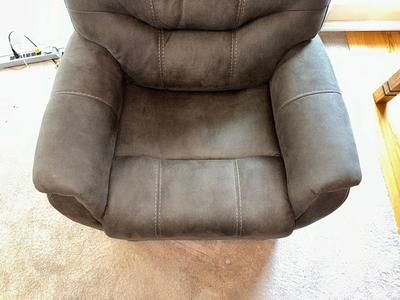 LIKE NEW ASHLEY SIGNATURE DESIGN POWER LIFT RECLINING CHAIR