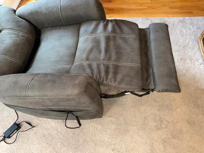 LIKE NEW ASHLEY SIGNATURE DESIGN POWER LIFT RECLINING CHAIR