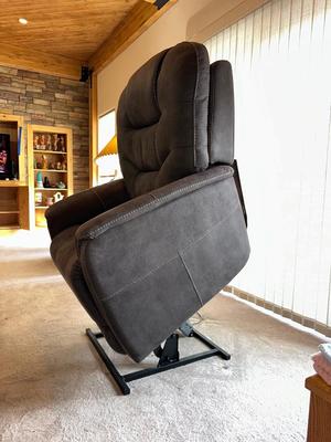 LIKE NEW ASHLEY SIGNATURE DESIGN POWER LIFT RECLINING CHAIR