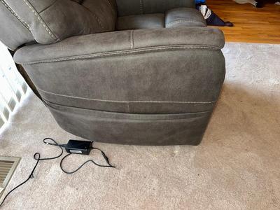 LIKE NEW ASHLEY SIGNATURE DESIGN POWER LIFT RECLINING CHAIR