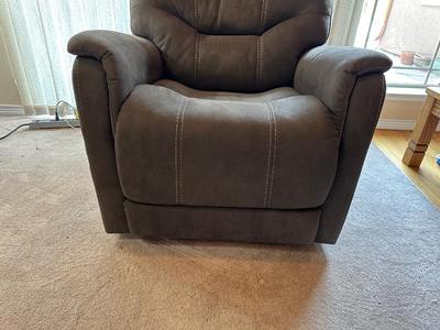 LIKE NEW ASHLEY SIGNATURE DESIGN POWER LIFT RECLINING CHAIR