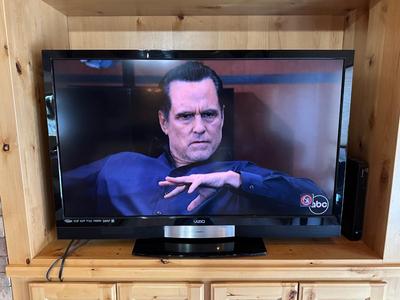 VIZIO 47” LCD/LED TV AND SONY CD/DVD PLAYER W/REMOTES