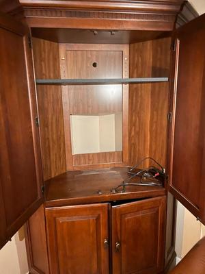 Corner cabinet