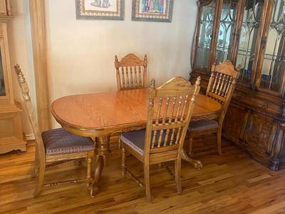 VERY NICE BUTTERFLY LEAF DINING TABLE AND CHAIRS