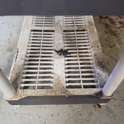 Three Keter Plastic Shelves (B1-KD)